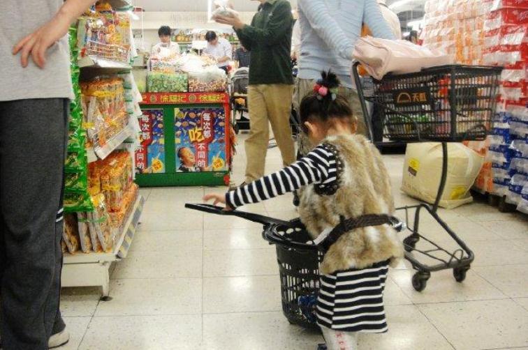 逛超市反映家庭真实关系?幸福指数高的家庭,一眼就能看出来
