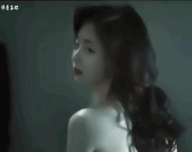 谭松韵在《八月未央》里突破以往形象?烈焰红唇大波浪
