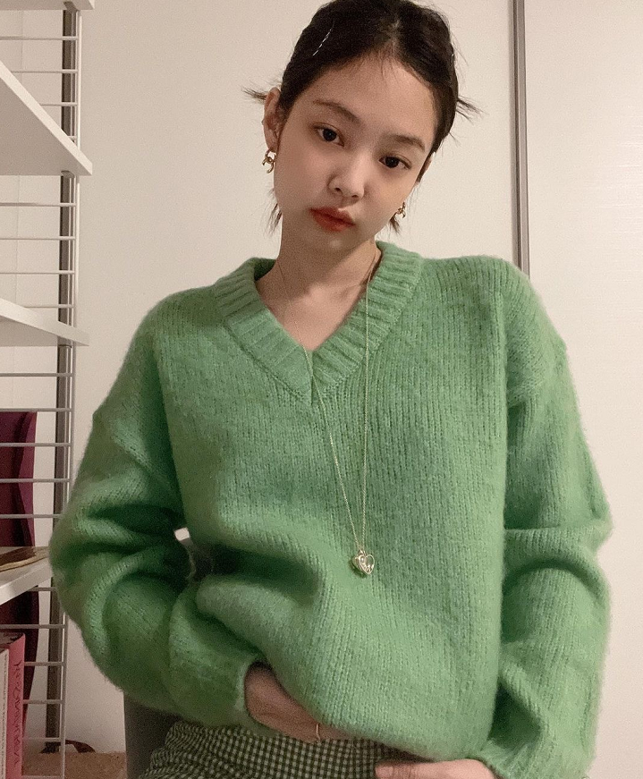 jennie疯狂更新ins身穿居家绿毛衣一不小心又带火了两个东西