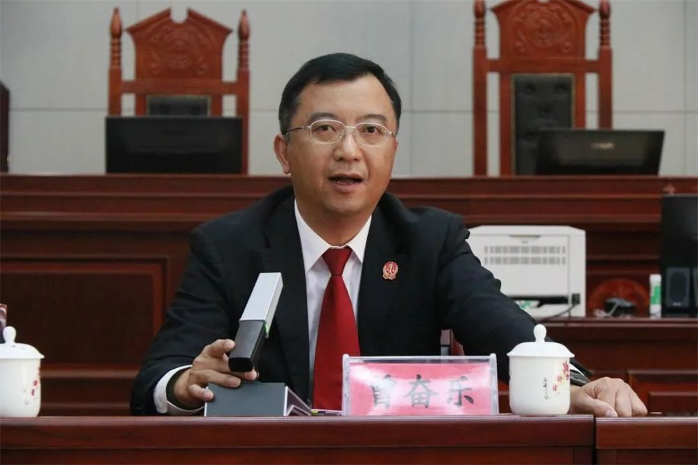 在县法院全院干警大会上,县委副书记,组织部部长陈志挺宣读了中共
