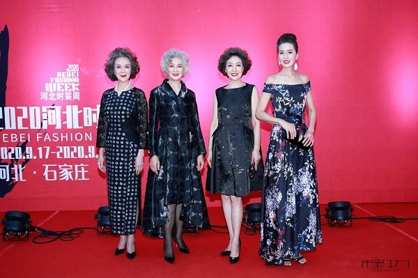 奶奶模特队走红 年均68岁的"不老玫瑰"