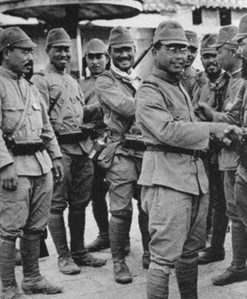 二战结束后,一名日本士兵回到家乡,发现深爱的妻子也从战场回来