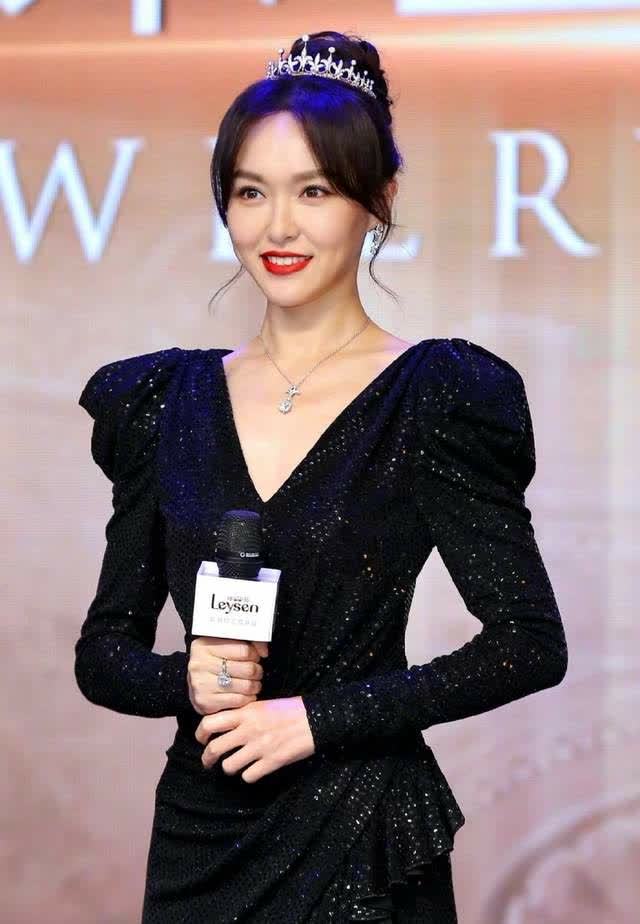 唐嫣复出后最美状态终于回归!亮片裙 王冠,生图更绝不