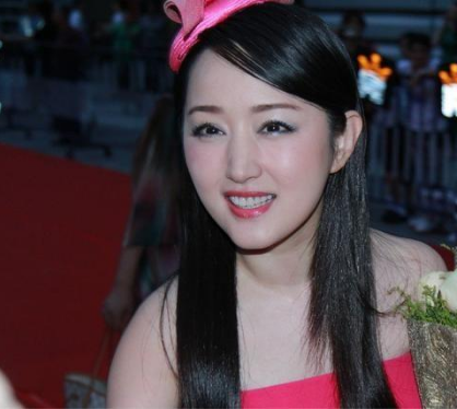 49岁杨钰莹近照发福认不出,网友:这才是真正的杨钰莹!