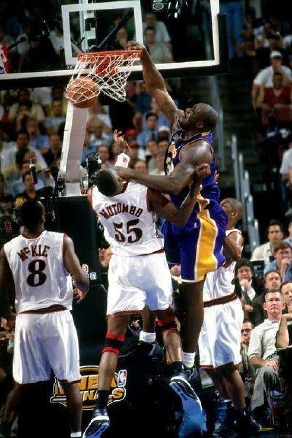 nba生涯仅两人隔扣过奥尼尔!一是乔丹,另一人扣完还对他摇手指