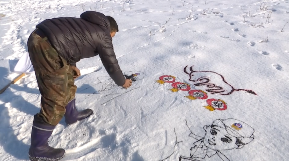 穆棱农民大叔创作雪地画牛转乾坤迎接新年