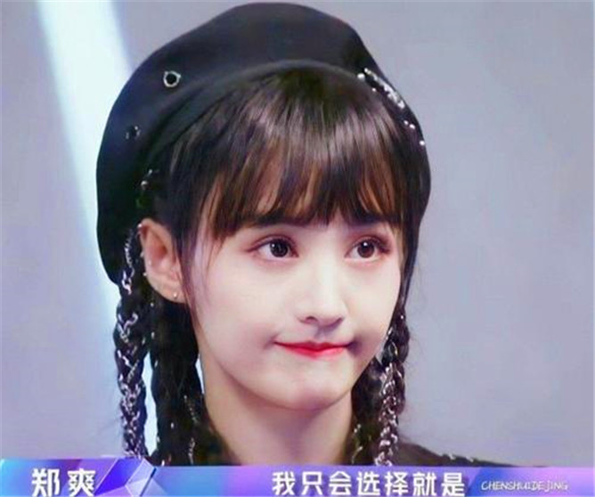 撞脸大头儿子?郑爽齐刘海大波浪做宣传,少女感十足!