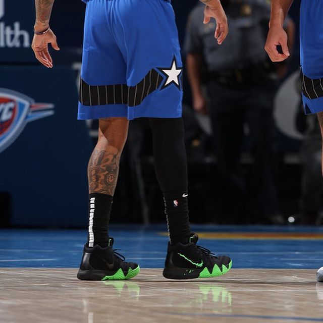 nba球员上脚:库里上脚 curry flow 8,塔克上脚aj5