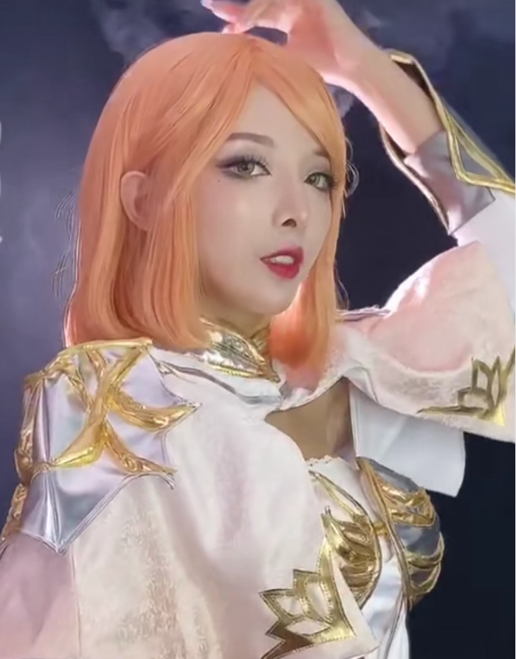 姐妹花cos比比东,看到一旁的胡列娜,漫迷:还我圣女