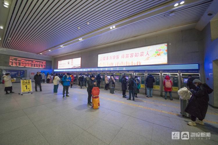 2021年春运火车票开售首日,记者来到济南火车站售票厅进行探访.