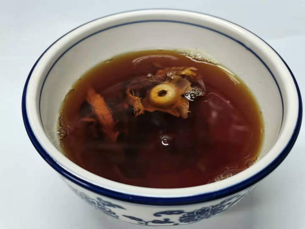 材料:柿蒂3个,竹茹3克,茶叶10克.