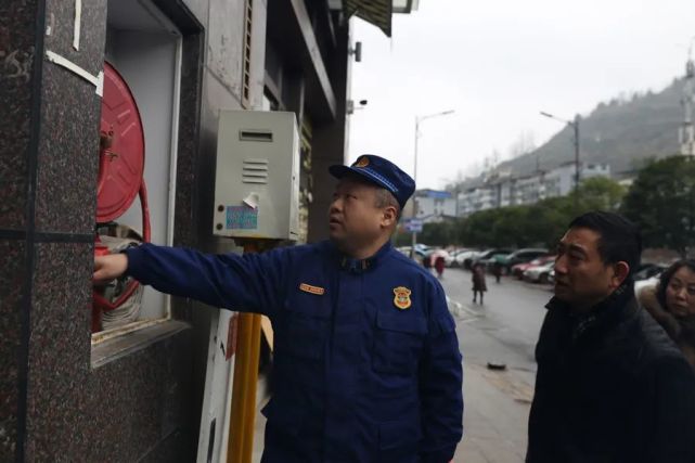 重庆市应急管理局巡视员马兵一行到酉阳督导高层建筑消防安全突出问题