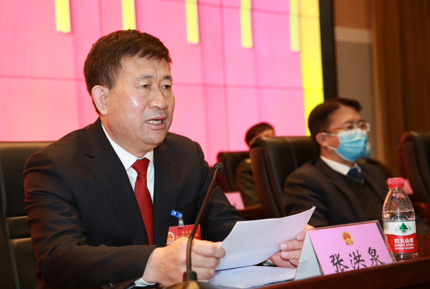 县委书记张洪泉在闭幕会上讲话.