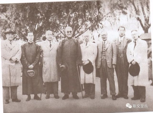 1945 年西南联大时期,张伯苓(左四)与梅贻琦(左二,张彭春(左三,何廉