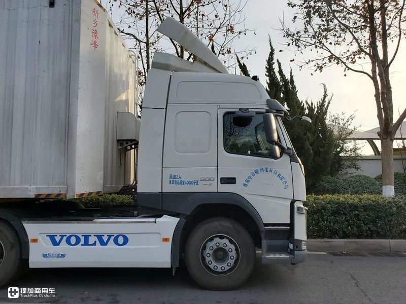 后桥可提升双驱动底盘沃尔沃6x4r牵引车实拍功能真强大