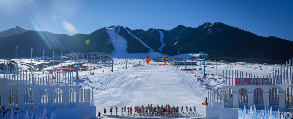 滑雪场地处天山北坡逆温带生态谷地,海拔1800米至2500米,冬季日照