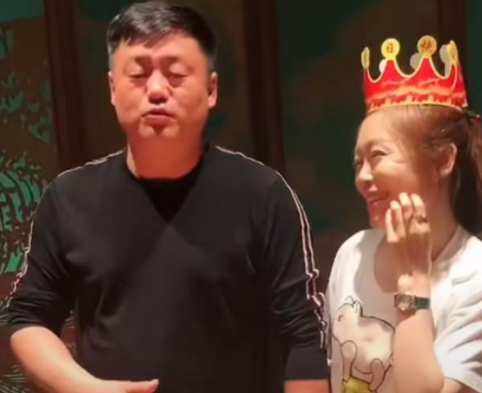 宋晓峰为老婆庆生,夫妻外貌相差像两代人,住十年地下室熬出皱纹