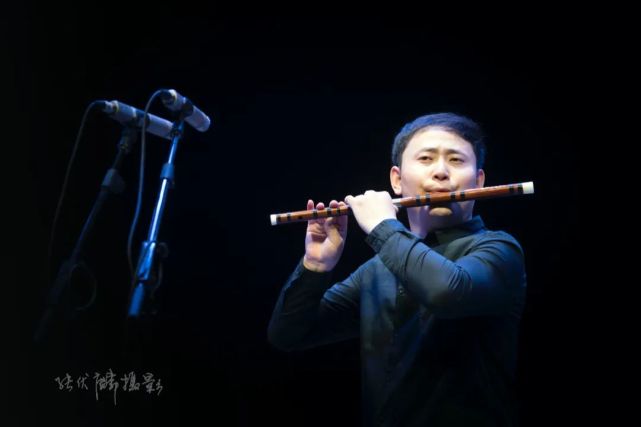 先后师从张立老师,石磊老师,李镇老师等笛子演奏家.