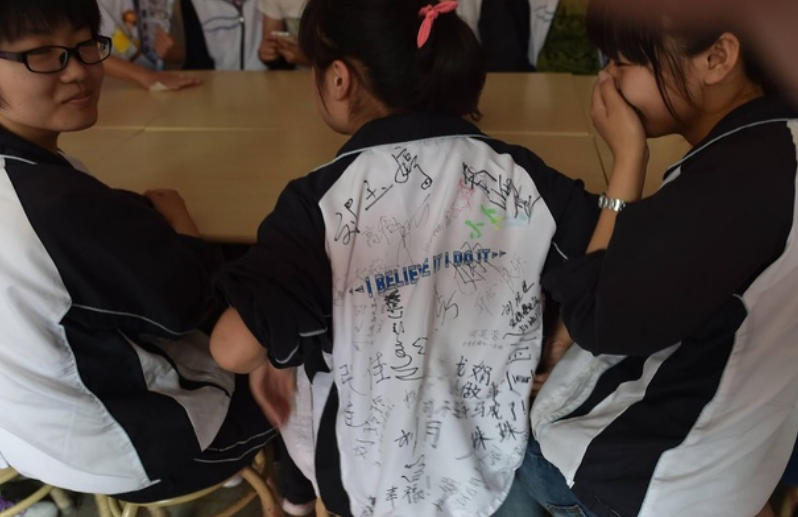 高中生"校服涂鸦"走红,文艺青年潮流达人,各出风头谁胜一筹?