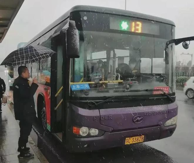 2100多辆公交车,200余条线路,全力保障市民出行顺畅