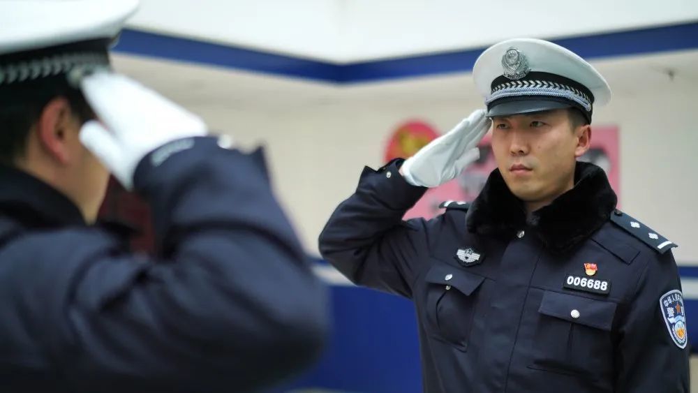 我们的节日人民警察爱人民贵阳交警启动全局勤务民警辅警交通指挥手势
