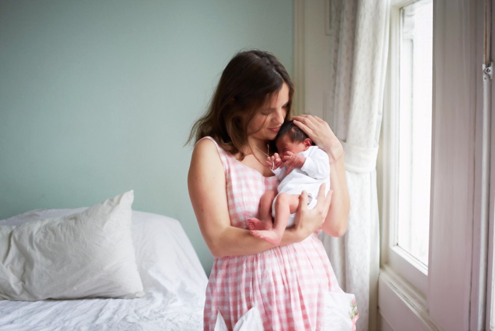 国外研究人员在发现宝宝喜欢抱着走动时 对6个月的婴儿进行观察