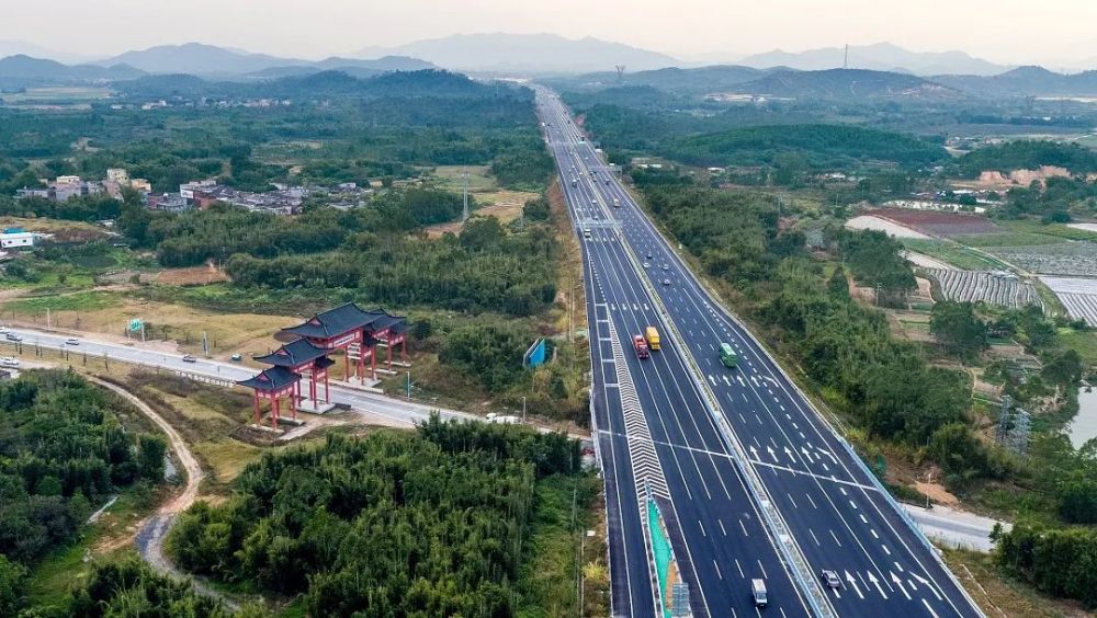 改扩建后的开阳高速路更宽,行驶更顺畅.