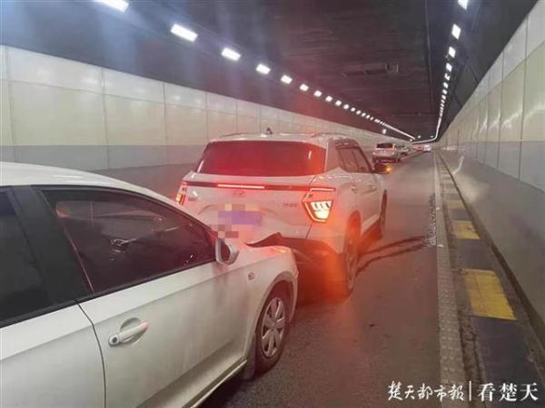 武汉长江隧道内多车连环追尾交警已现场处理
