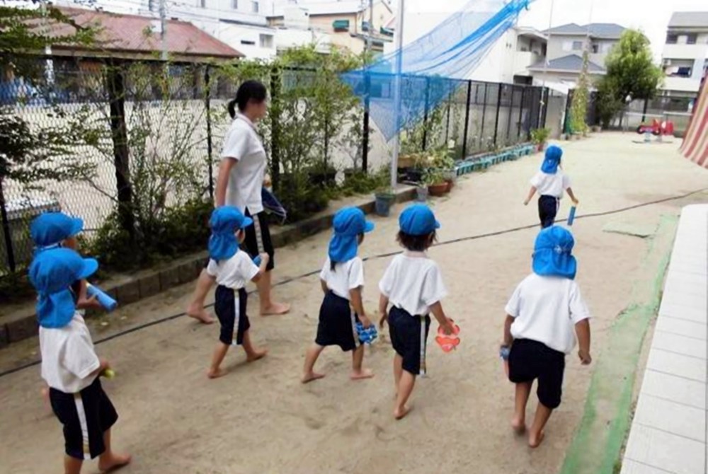 为孩子创造赤脚走路的环境,而小学也会定期开展"光脚运动",让孩子充分