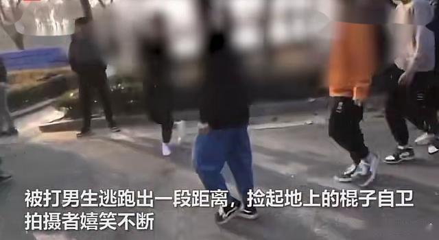 山东一男生遭十几名学生围殴,拍摄者边看边笑,让人气愤!