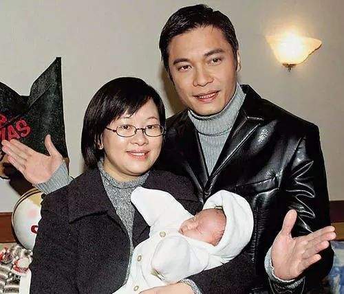 罗嘉良为娶苏岩,与相伴28年丑妻离婚,如今她的报复堪称教科书