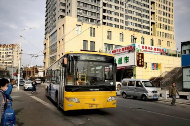 11月1日,青岛110路公交车线取消 有网友拍视频为它送行