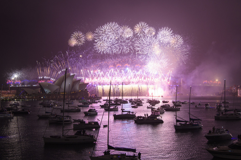 新年快乐!澳大利亚燃放烟花庆祝进入2021年