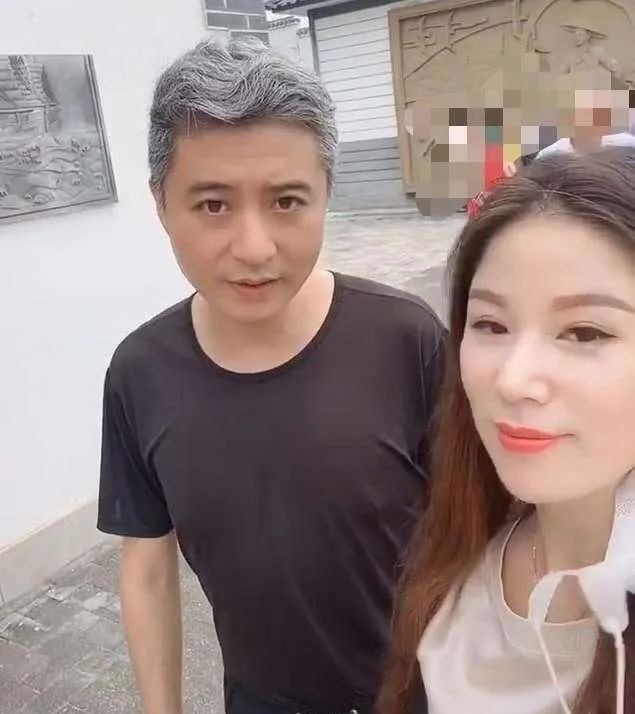 周炜大幅减少了工作量,可能也是为了白头着想,想让头发慢点变白