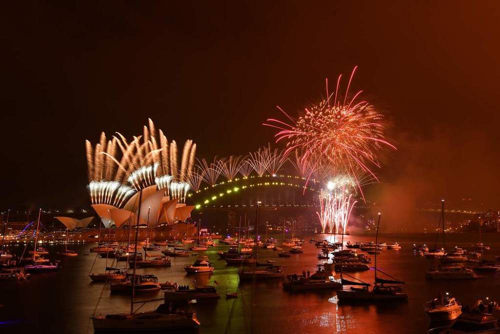 新年快乐!澳大利亚燃放烟花庆祝进入2021年