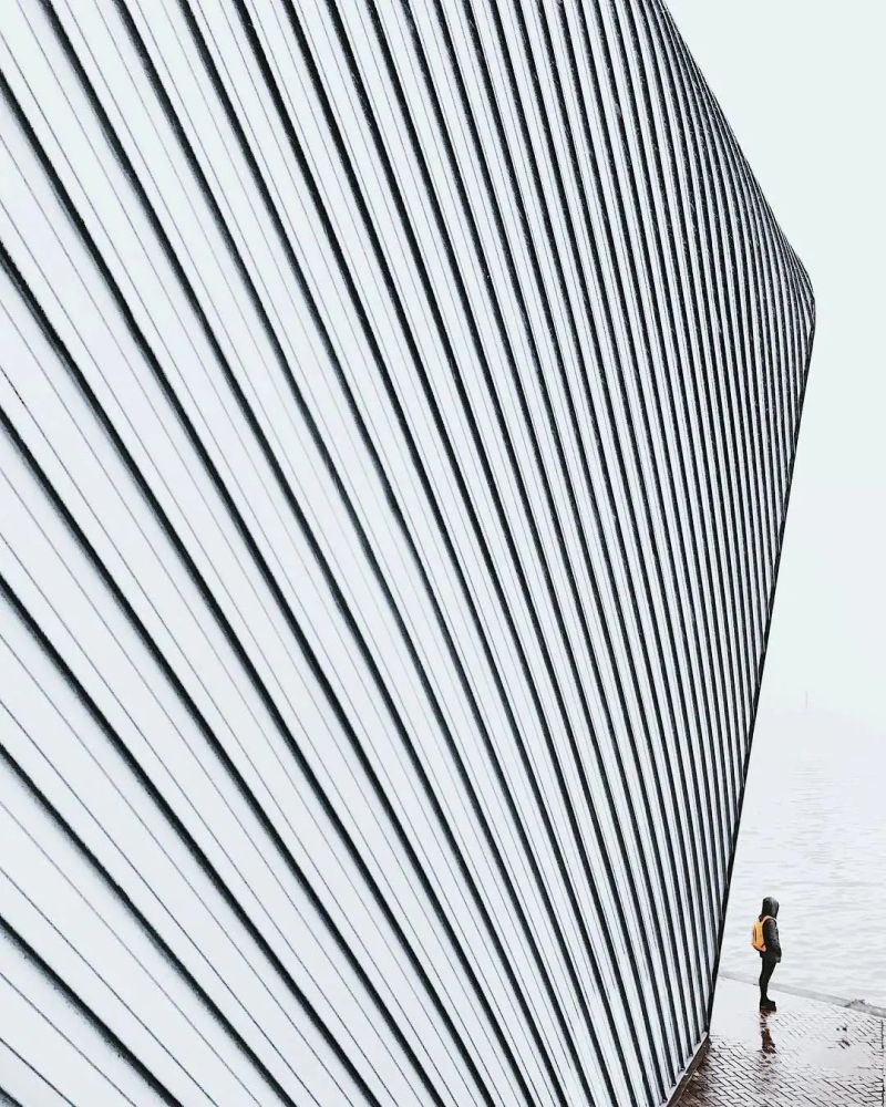 "我喜欢直线与曲线构成的建筑",这是他的座右铭,他的建筑照片线条感