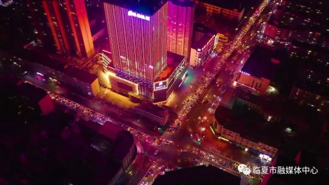 跨年夜丨临夏市百益时代广场灯光秀璀璨夺目 闪耀2021