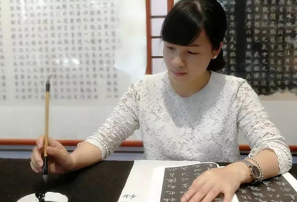 田英章女弟子王丽,钢笔临《孝女曹娥碑》鉴赏,专家:算