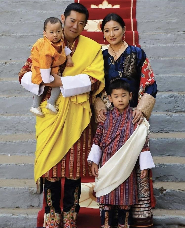 不丹王室晒国王全家福,30王后盘发气质如兰笑出月牙眼,龙太子受冷落