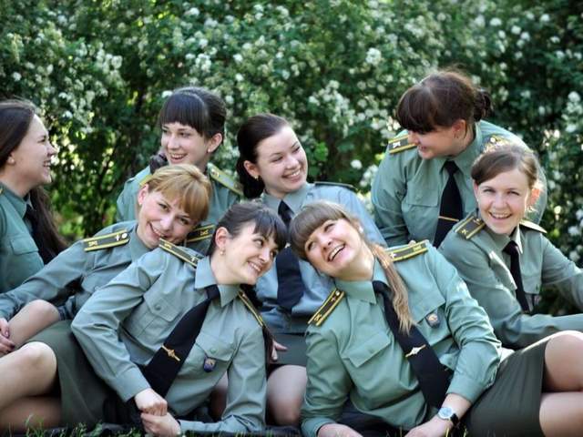 俄罗斯陆军女学员,身穿上一代制服.