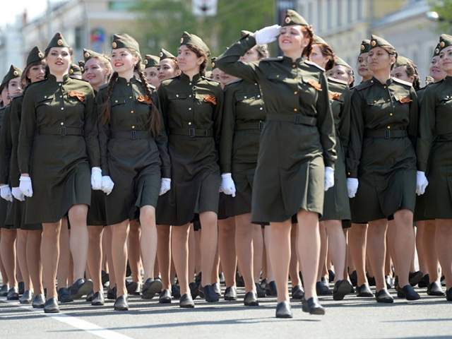 强悍而又美丽的俄罗斯女兵编制12万人战场上很难识别军衔