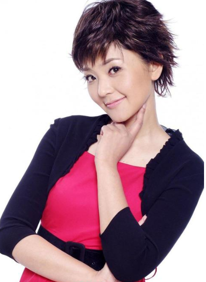 她做了15年央视主持人,竟然只是临时工?离开央视后又