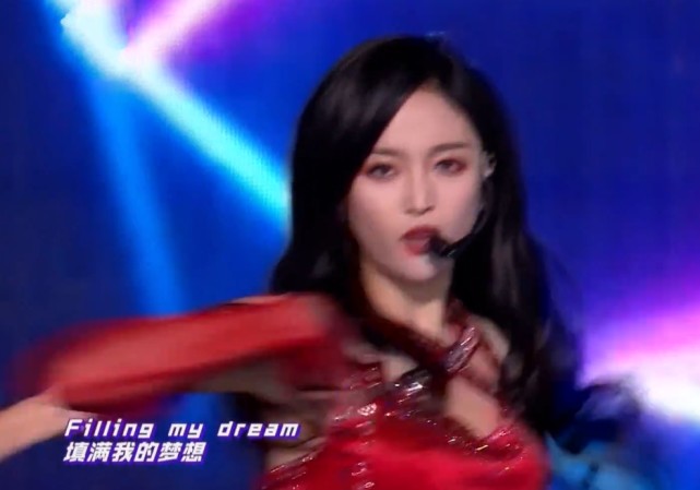 黄明昊搂腰吴宣仪时,谁注意手与腰的间隙,女明星真实腰围藏不住了