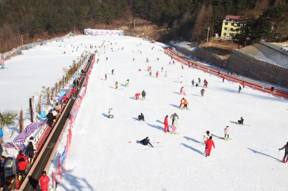 滑雪场海拔1700米之上,是湖北高山雪场,距天堂寨风景区仅5公里,交通