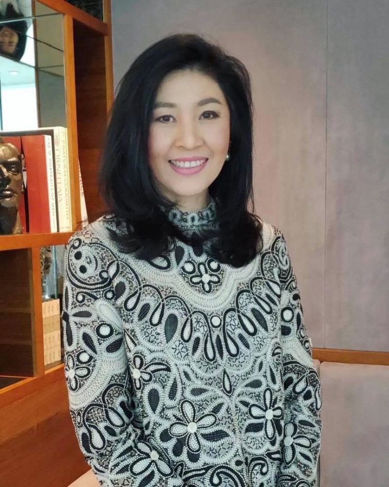 53岁泰国前总理英拉晒照,穿香奈儿外套贵气,双手合十略施粉黛足够优雅