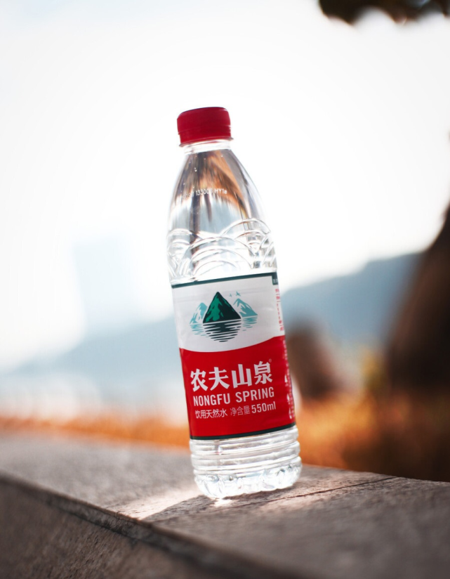 关于农夫山泉的水质问题,早在2013年就有过争论.
