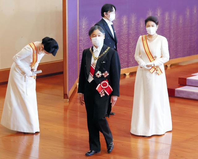 日本德仁天皇出席仪式雅子皇后穿礼服罕见未戴皇冠接受纪子妃鞠躬行礼