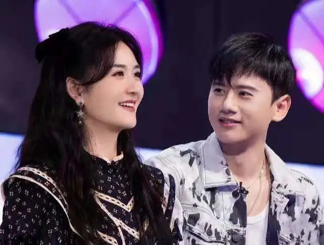 谢娜官宣怀二胎!为娃剪成短发,疑暴露是双胞胎儿子?