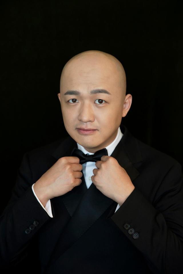 贝尔是光头,而且已经好多年了,大家一直都认为他是感觉这个发型适合他