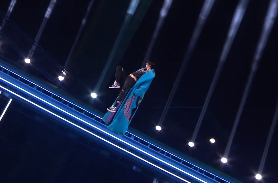 王一博在湖南跨年夜的演出太不容易,吊威亚飞百米高空